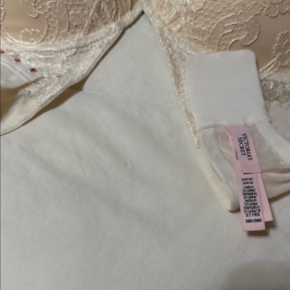 Victoria’s Secret Elegant Lace Women's Bra in Cream - Picture 3 of 7
